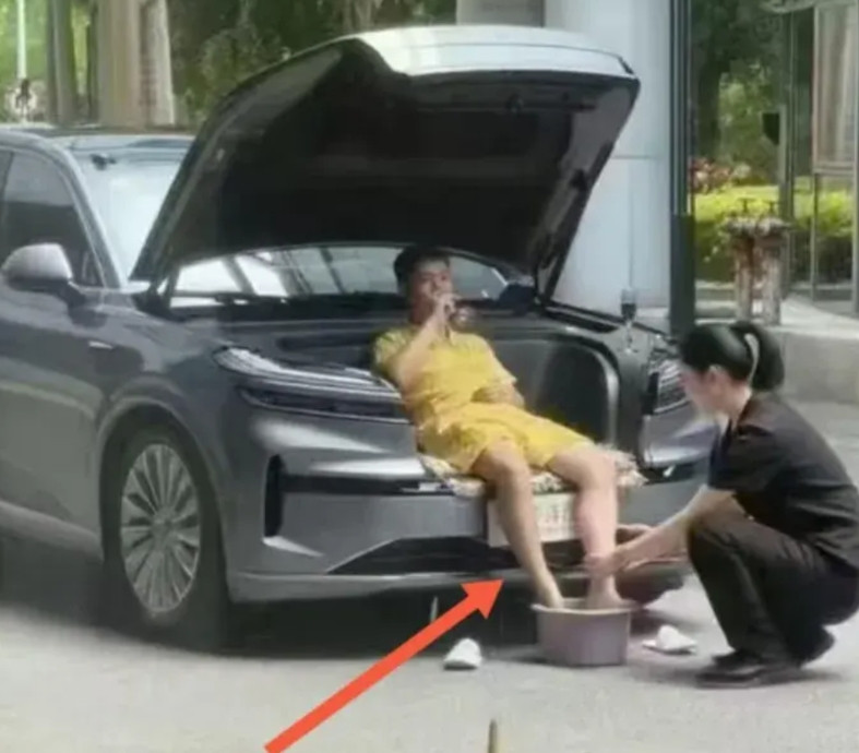 终于明白乐道L90前备舱的用处了，乐道秒变足道，是不是很个性很实用呢？似乎想起一