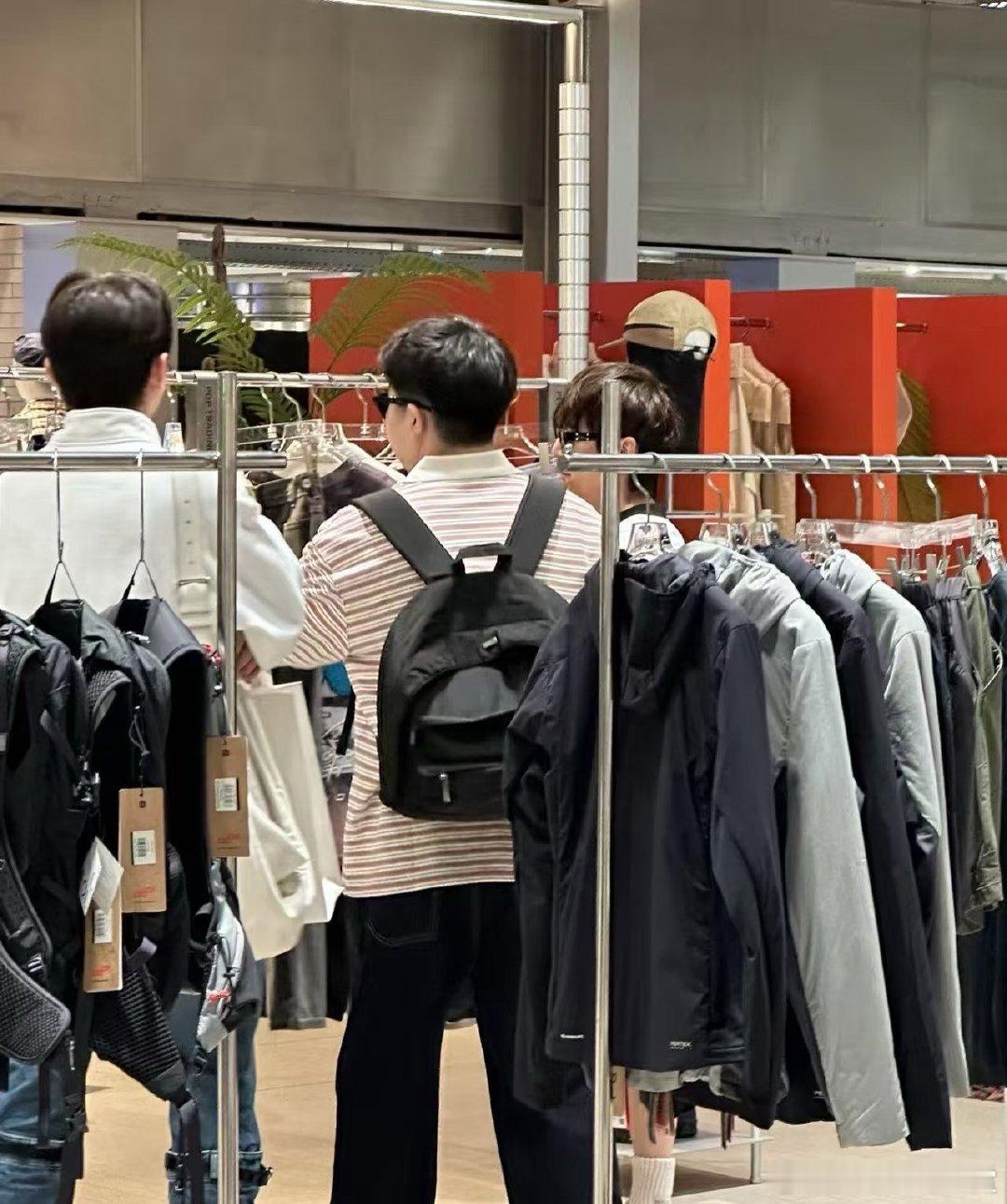 首尔偶遇何炅买衣服首尔偶遇何炅买衣服，何老师跟个大小伙子似的，我也想偶遇首尔偶遇