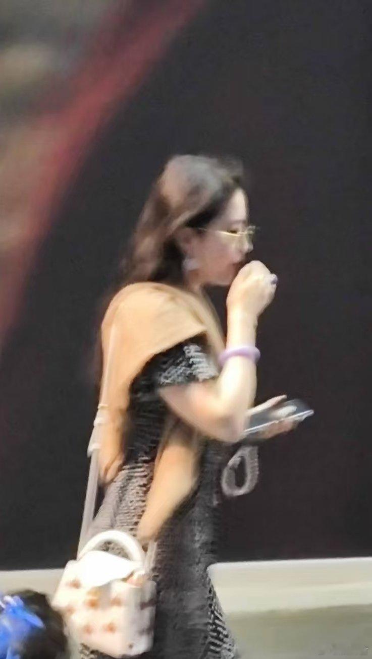 偶遇刘亦菲朱珠三里屯偶遇刘亦菲朱珠哇美女和美女​​​