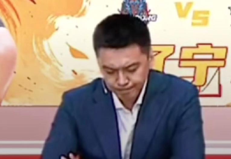 乌戈曾多次和杨鸣沟通交流，希望他回来指导季后赛。杨鸣都表示“暂时不方便，以后会考