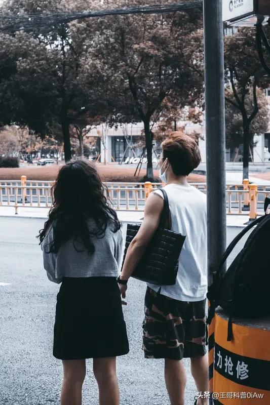 女人想跟你谈恋爱,会怎么表达?女人想跟你谈恋爱，表达起来往往很含蓄。比如她会暗