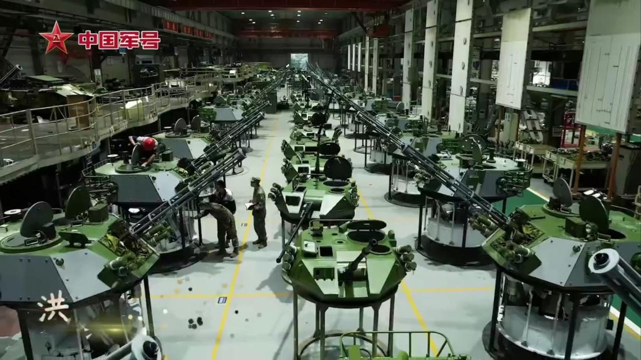 我国步兵战车生产总装线曝光，那无数等待合体的战车炮塔太震撼了！就像看到了钢铁巨兽