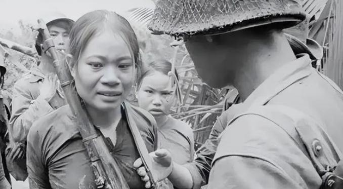 1965年，美越战争中，一位北越美女游击队队长被美国大兵俘虏了，当天就被偷偷注射
