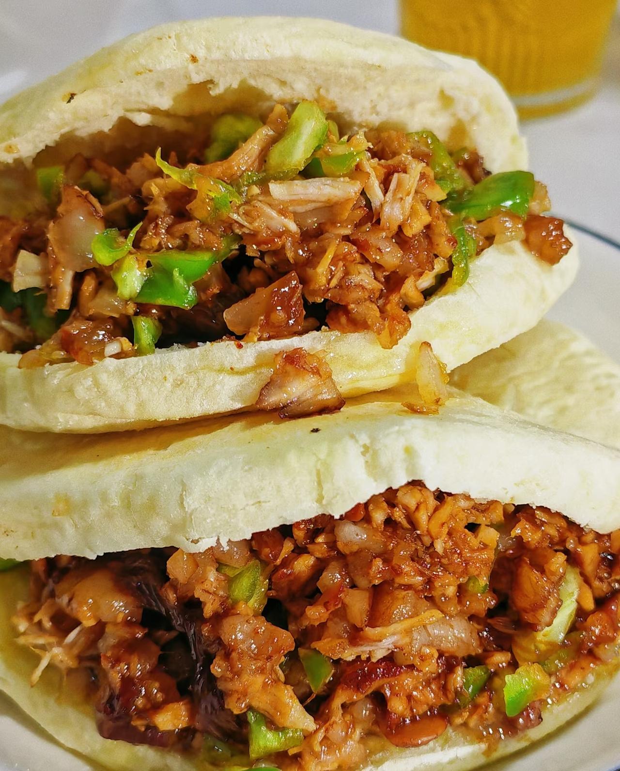 在你们老家，馒头的方言怎么说我们老家的。馒头叫馍。有菜夹馍，肉夹馍。还有菜包子，