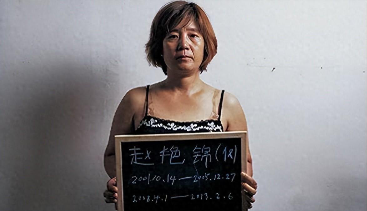 赵艳锦出狱那天，她老公李建军一看判决书，日期写着2011年。但人明明2013年才