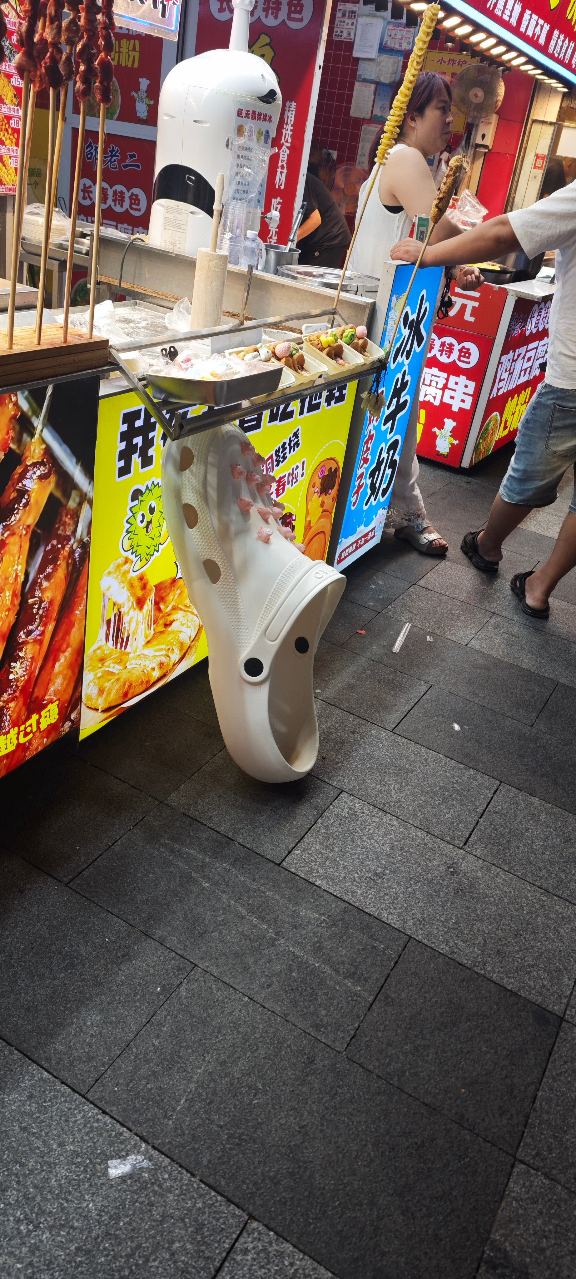 谁的洞洞鞋跑丢了，快点回来取啊
