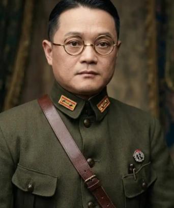 1949年，国军上将潘文华决定起义，却发现七姨太是特务，为了不打草惊蛇，他对七姨