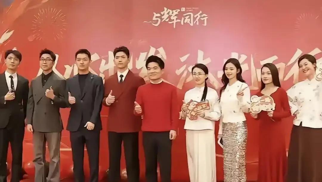 董宇辉把年终奖直接换成现金山。镜头里红色人民币堆成一人高，他穿着灰毛衣站旁边