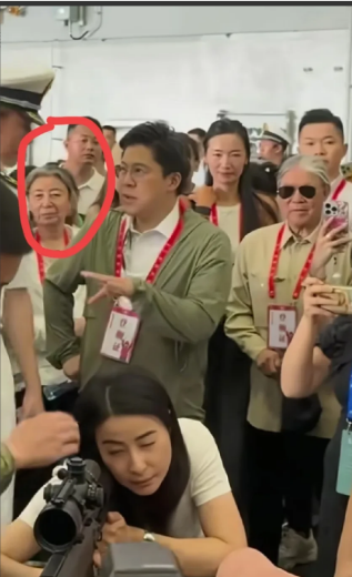 大家发现没有？郭晶晶参观山东舰的现场有一位白发大姨站在霍启刚身后，她竟是郭晶