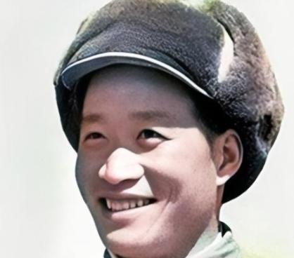 1964年，毛主席得知奇袭白虎团的英雄排长从朝鲜战场归来已11年，却依然只是副连
