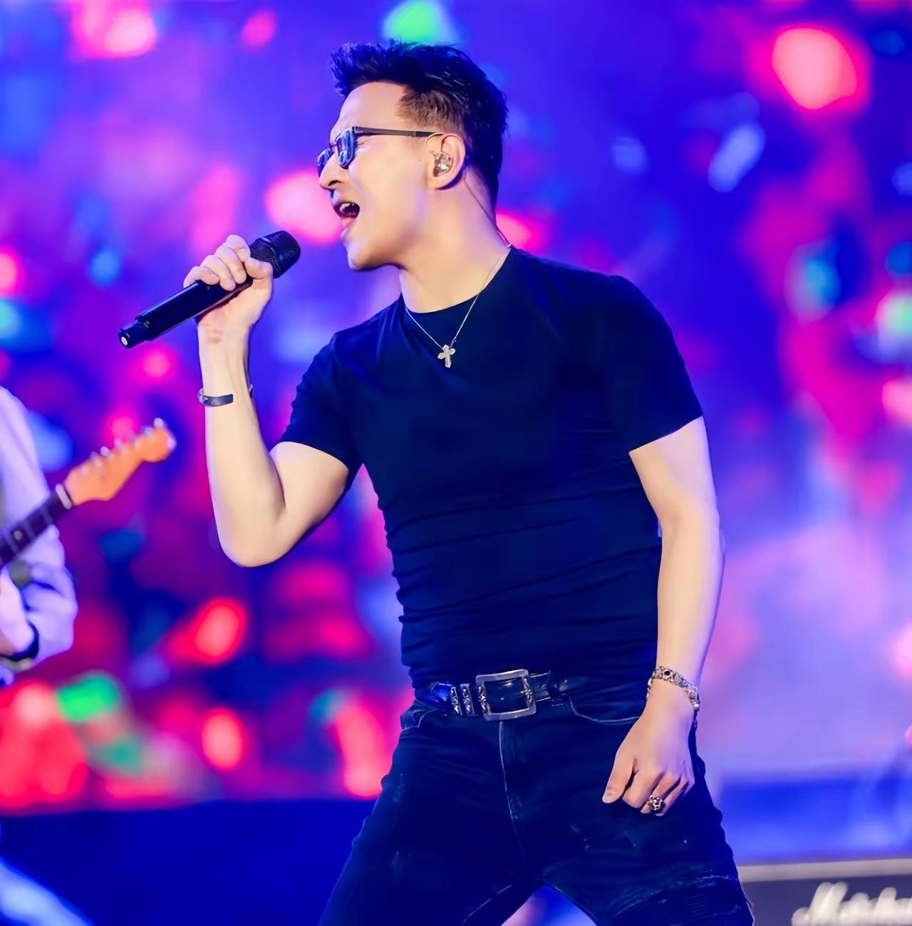 汪峰这个人，虽然交过不少女朋友，但是汪峰有一个优点，是我们无论如何也不能否认的，