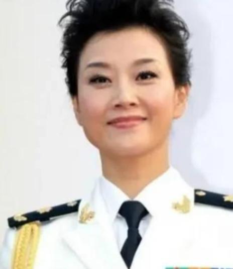 2003年，歌唱家宋祖英悄悄来到了湖南某监狱门口，她不是来演出，也不是来办事，而