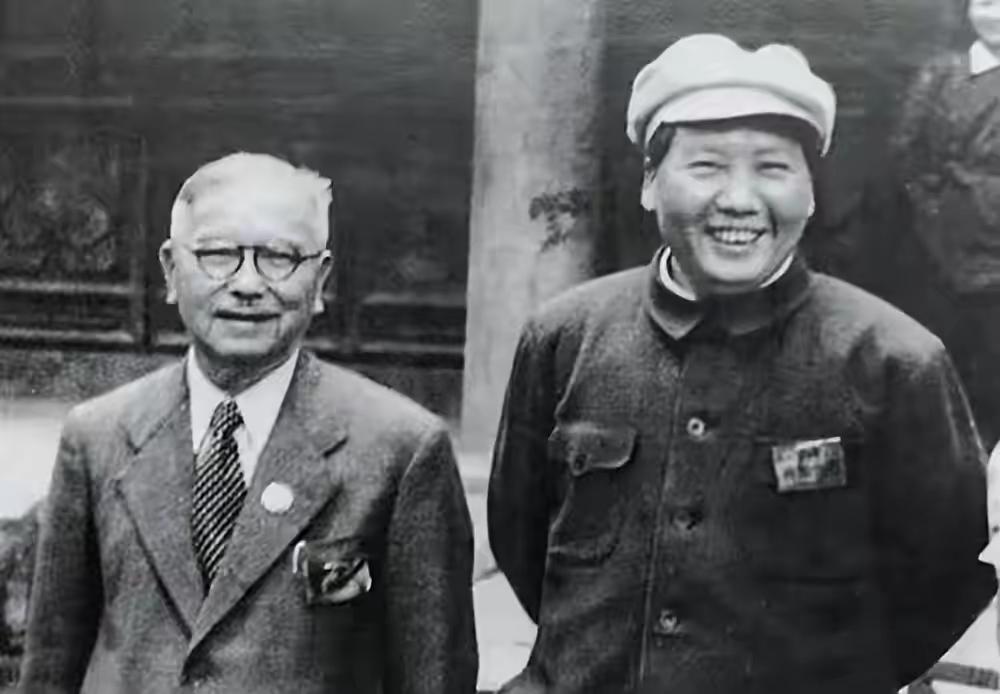 日寇侵华家国伤，侨胞筹银赴国疆。重庆高官多宴乐，奢靡景象断人肠。转赴延安观气