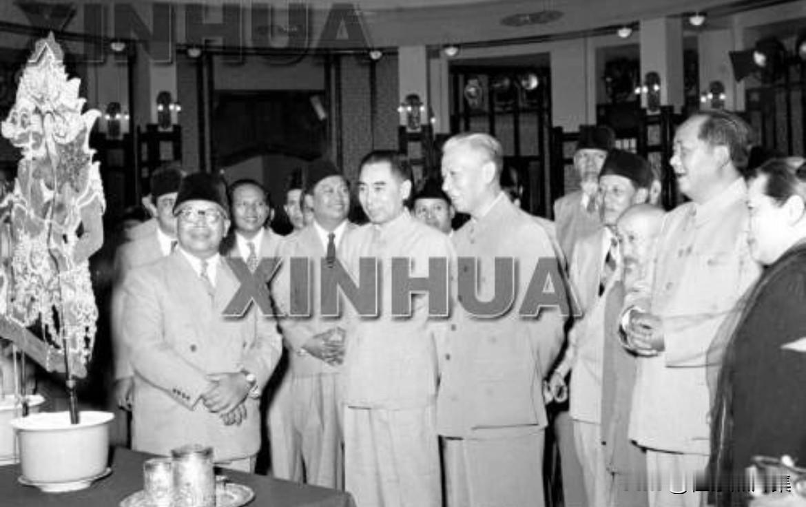 1956年9月21日，毛泽东主席、刘少奇委员长、周恩来总理接见以库斯南为团长的印