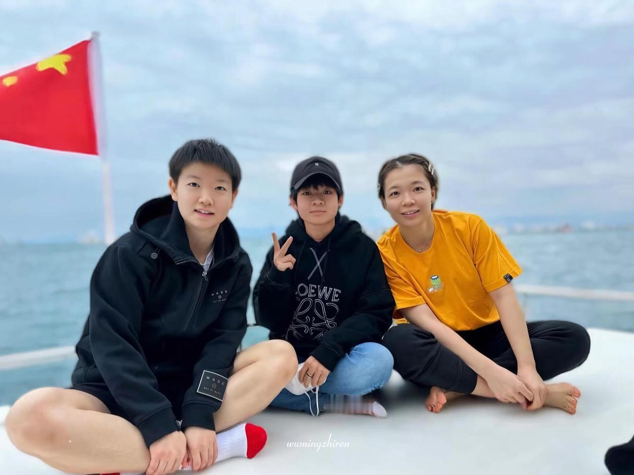 莎莎也是有休息放松时间，和好朋友坐游艇出去玩，三个人都是佼佼者，中间的是船上的专