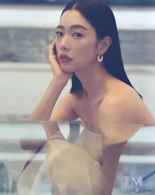 2025年10月17日，韩国女星克拉拉（本名李成敏）所属经纪公司KHSAgen