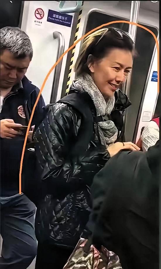大陆的艺人，为什么排场那么大？​​​​​​​​​最近，有人在新加坡旅游乘坐地铁