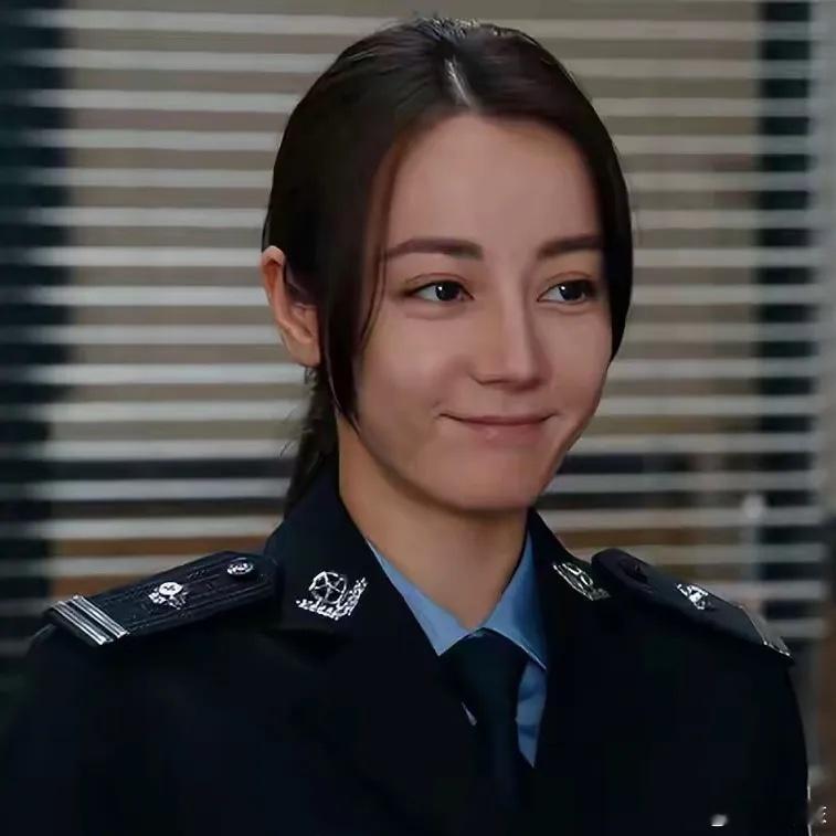 迪丽热巴真是个狠人。作为女明星里的顶流，以前她演的戏都是浓妆艳抹，自带美颜滤镜，
