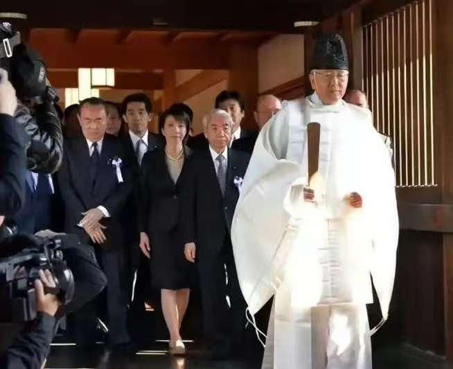 日本终归还是服软了！在全世界目光注视下，日媒宣扬的高市早苗参拜靖国神社的日子也
