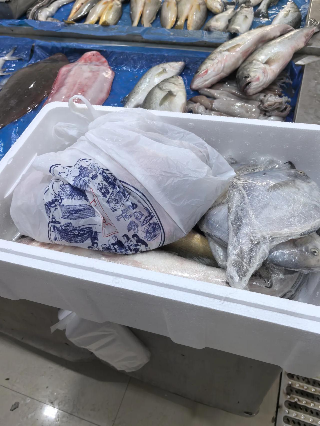 快过中秋节了，组了一个海鲜礼盒装送朋友。现在是真贵，两条瓦亮的钓钩刀鱼，两条金黄