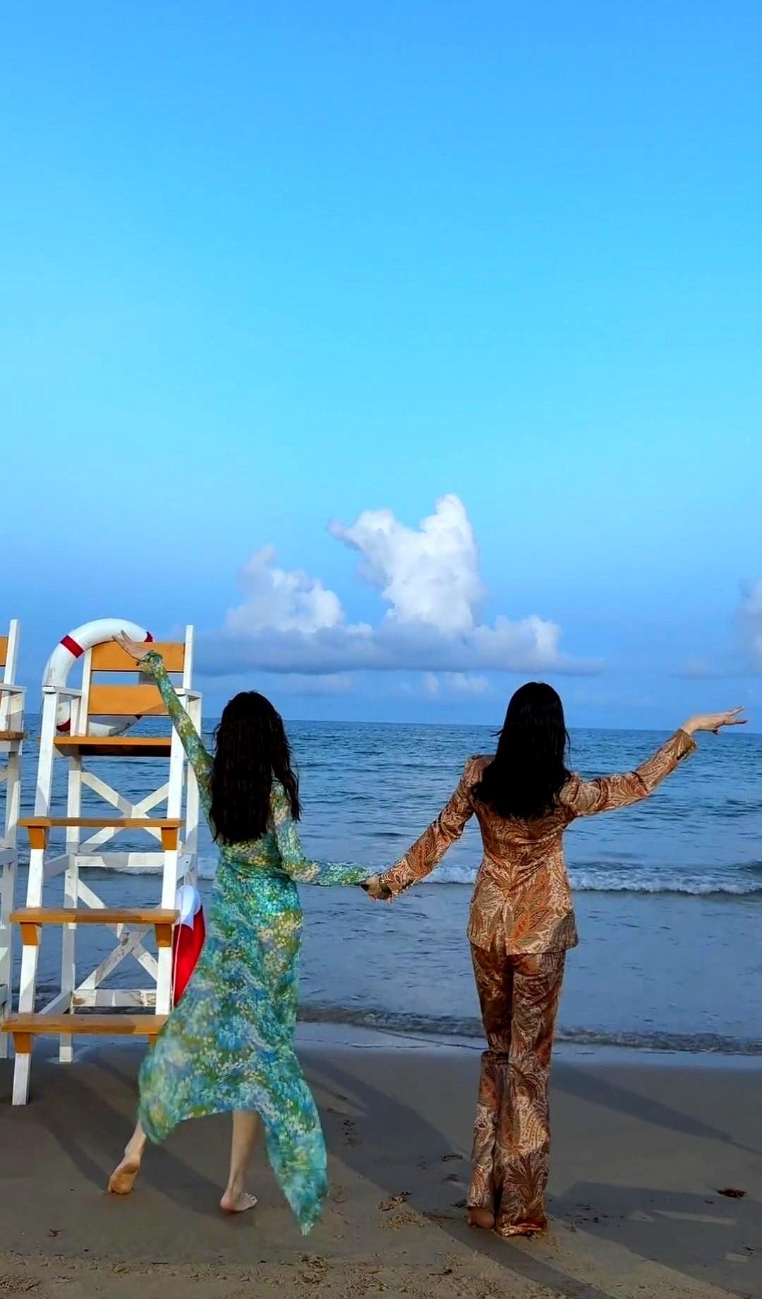 没想到宋佳在三亚和钟楚曦玩的这么嗨[笑着哭][笑着哭][笑着哭]钟楚曦的身材简直绝了！