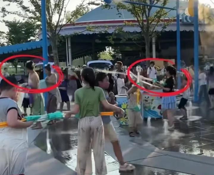 济宁方特乐园NPC用水桶砸孩子后续，8月18日，一女孩在方特乐园用水枪滋水，滋到