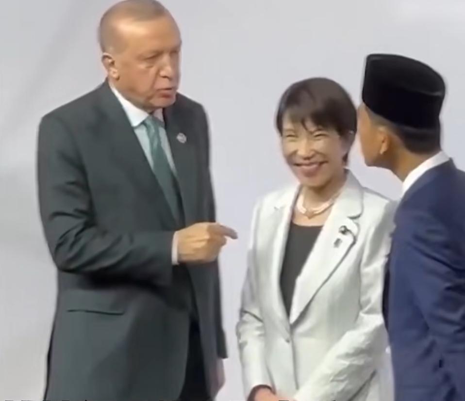 瞧瞧这小本子女首相高市早苗在G20峰会上的所言所行。用两个字总结：辣眼。这老女人