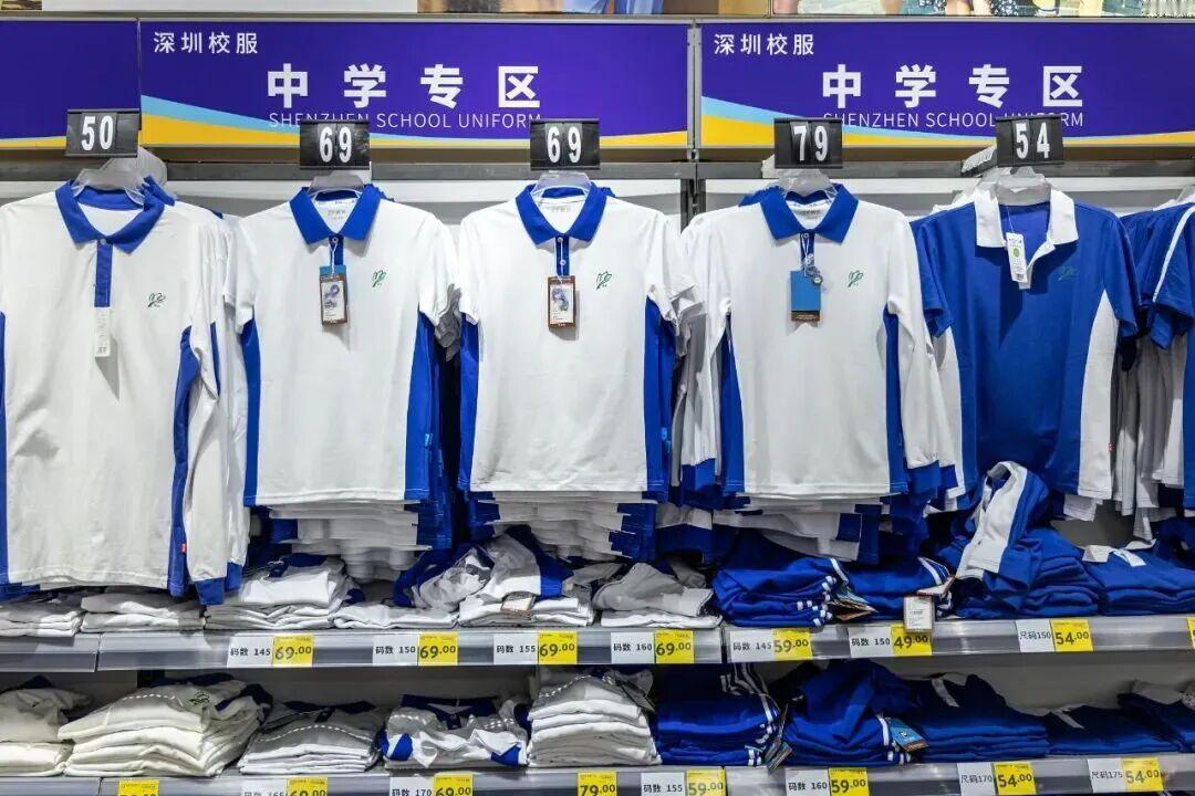深圳搞个校服的小改革，居然都碰到「别人的奶酪」了。全市订一个统一样式，企业都能