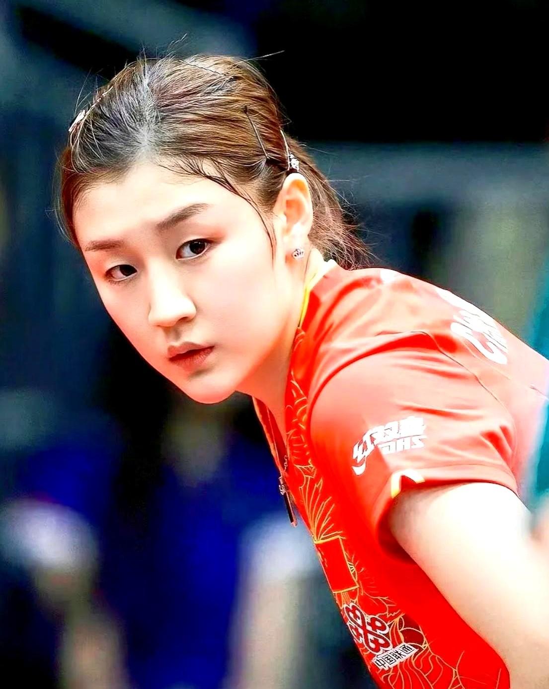 樊振东今晚要翻车？王楚钦把训练场发球机调到“模式”，连拧三周。别急，男单