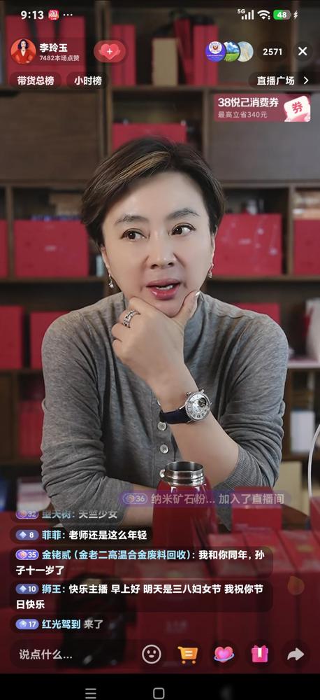 62岁的李玲玉这妈当得有点“狠”，自己穿300块的淘宝货，却养出了个1米92的霸