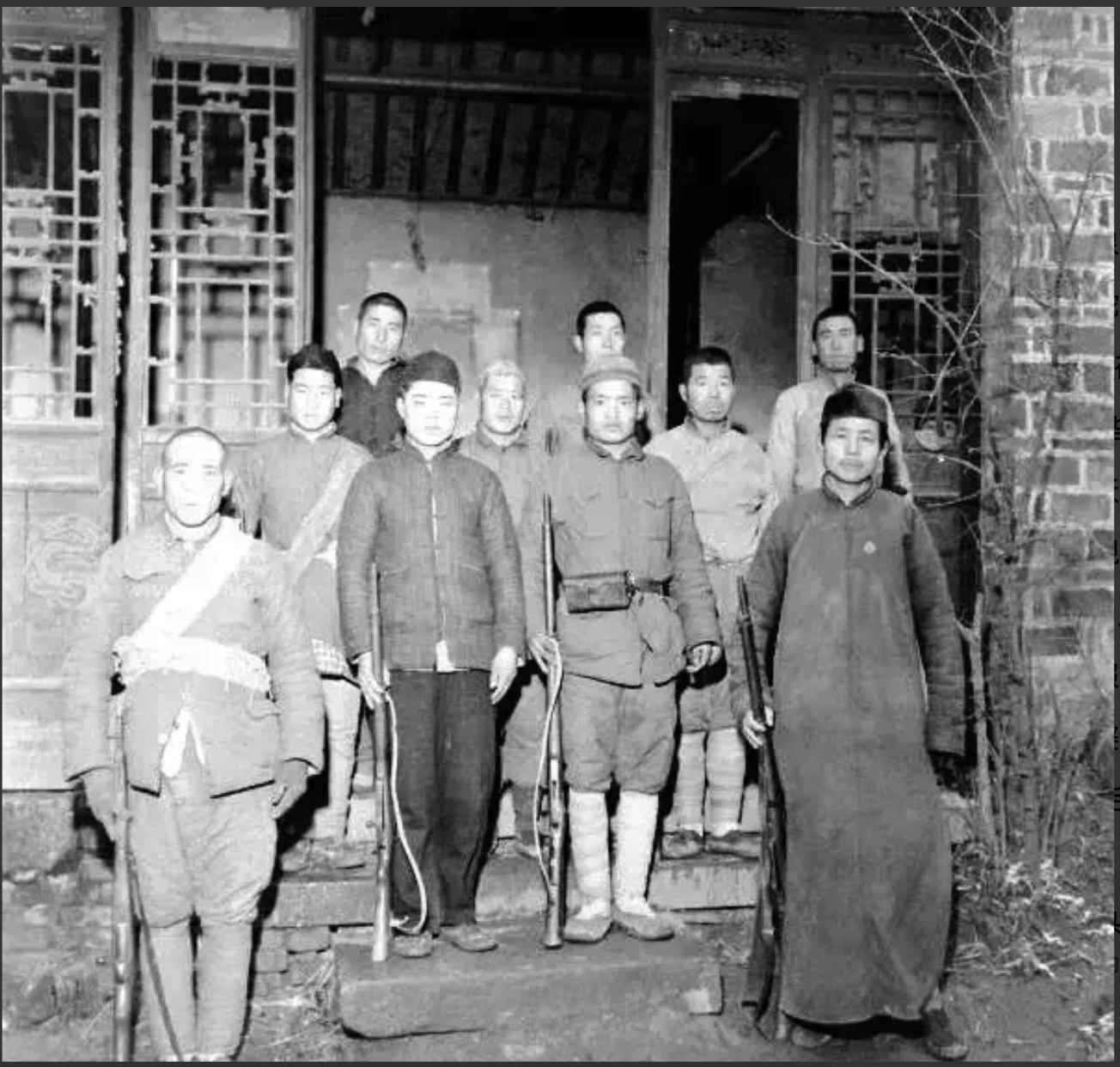 1947年，一个地主偷偷放走了地下党员，但被敌人发现了，敌人准备找他算账，地主却