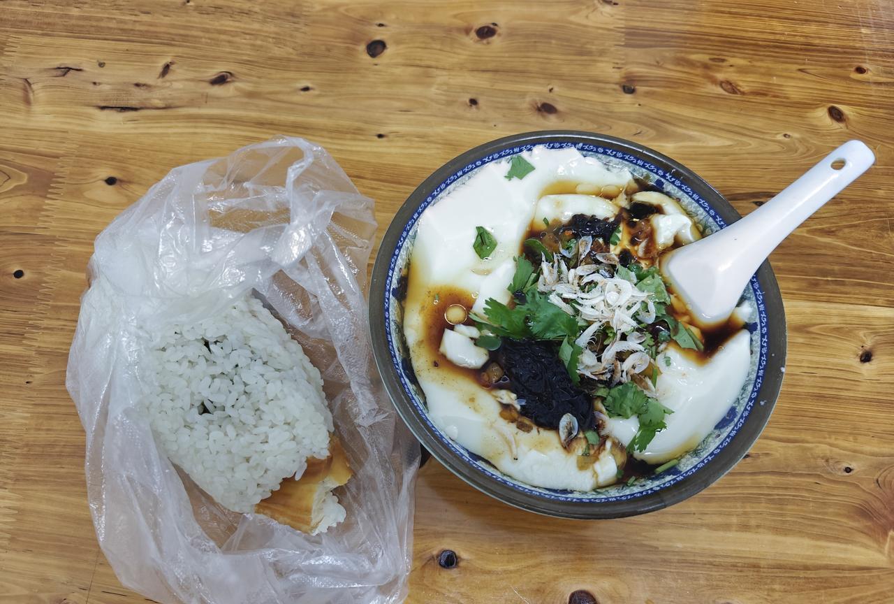 为什么有朋友觉得豆腐脑要喝甜的呢？豆腐脑必须是咸的啊！看看今天的早餐，新鲜