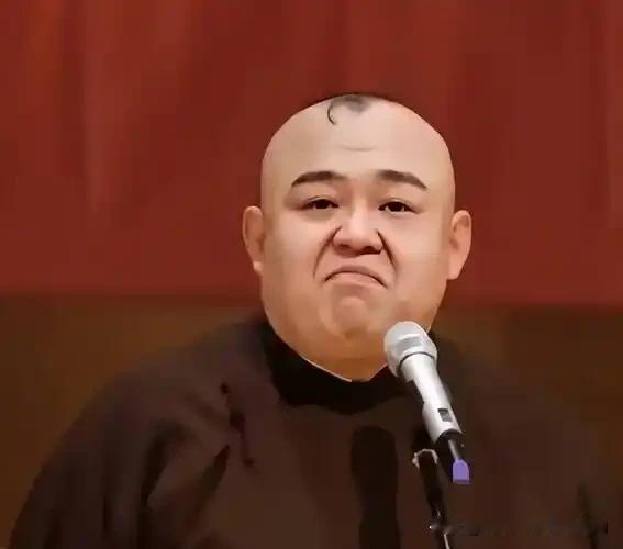 有人称德云社教学主任杨鹤通因为相声界谁扛大旗的言论被公司及师父郭德纲处罚，并撤去