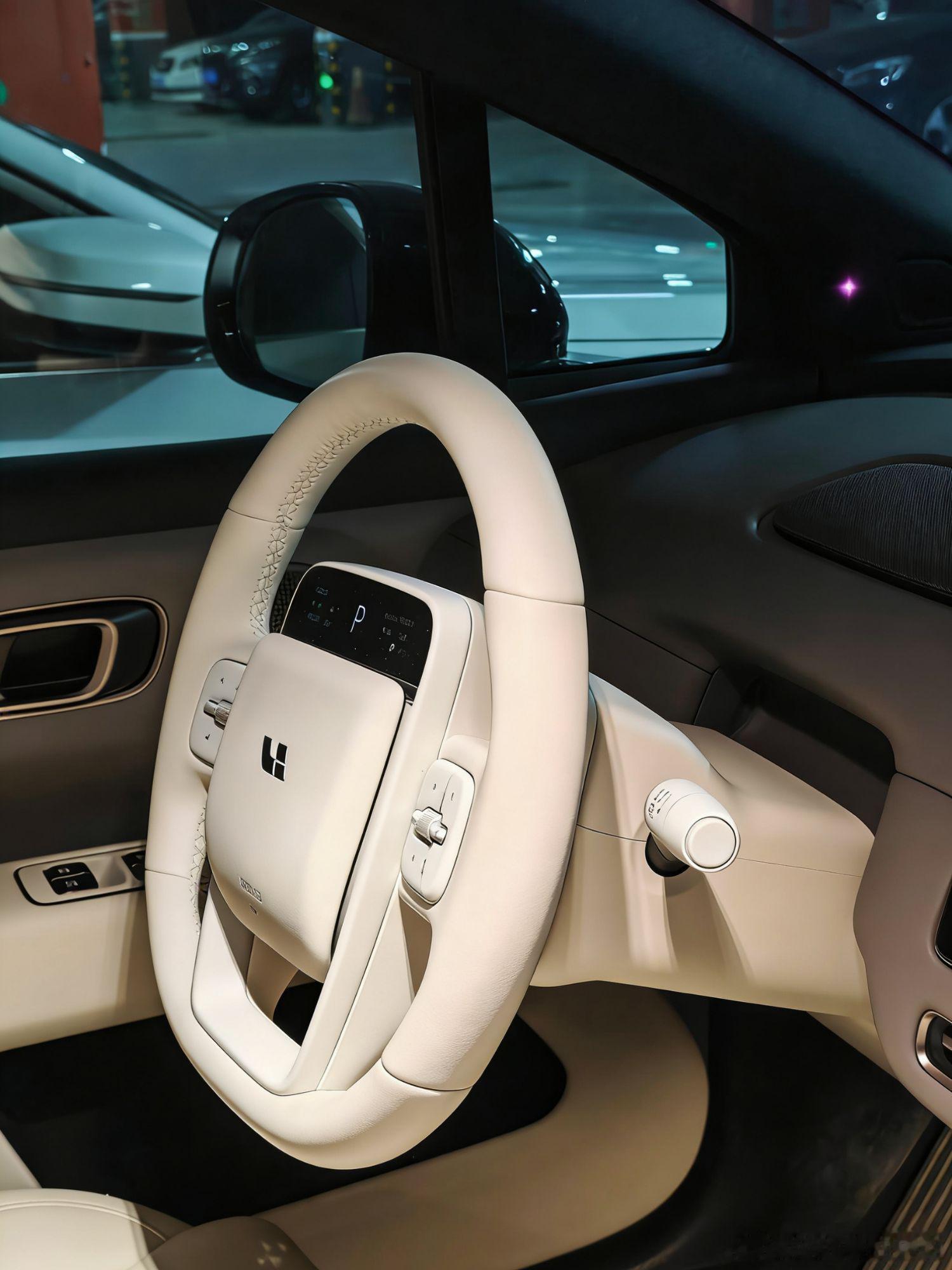 有没有觉得理想i6的方向盘组合开关应该做成白色的，图2