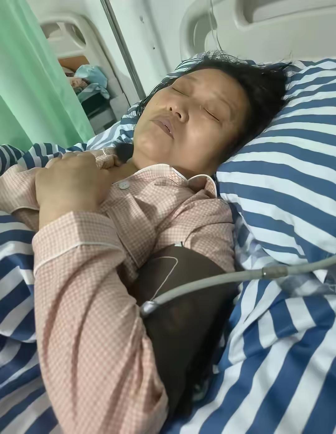 我妈去年总吃饭呕吐，医生让做胃镜，检查时医生当场说情况不妙：可能是恶性肿瘤，得取