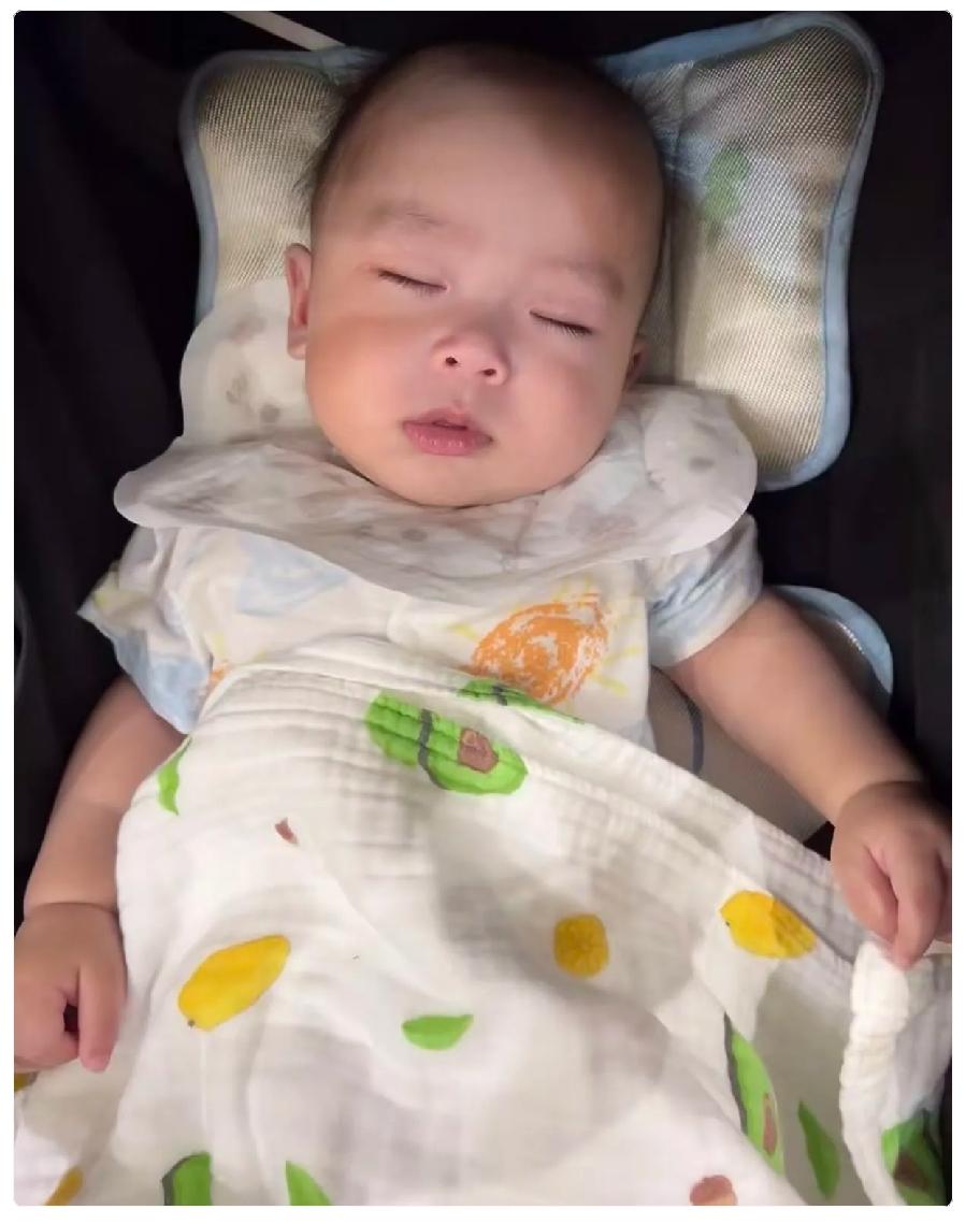 真的别把未婚生子说得这么轻松。我婶婶家姑娘今年25岁，研究生还没毕业，前阵子