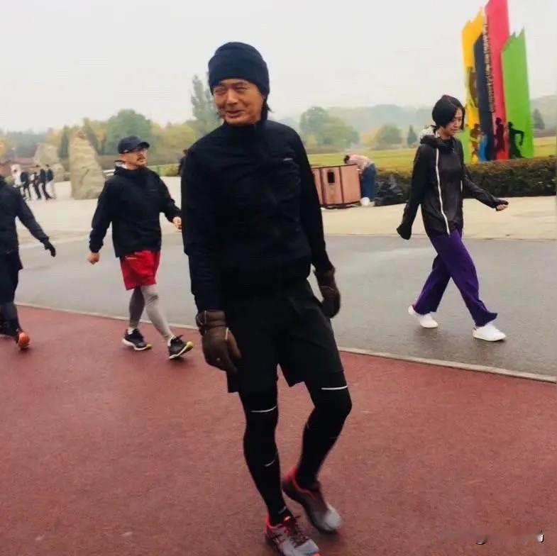 跑步运动越来越受欢迎，原因很实在。首先它门槛超低，不像游泳得有水，跳绳得有绳。跑