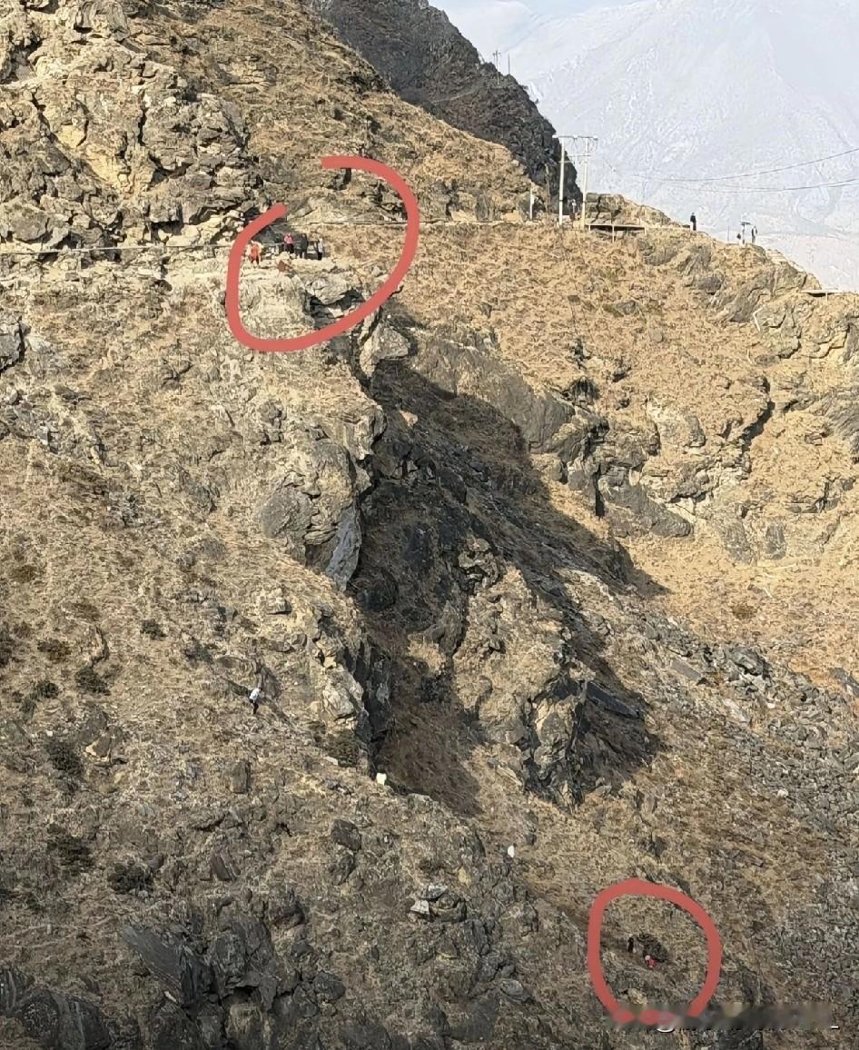 虎跳峡那地方！真不是带孩子去瞎逛的景区！看着视频里那位父亲，站都站不稳，踉