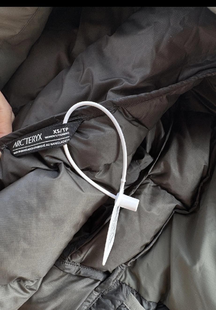 真是笑死，花大几千买件始祖鸟，结果居然被一个防伪标折磨了一个月！有网友吐槽，因