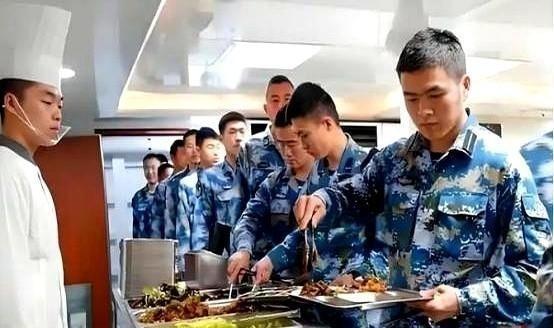 都说航母是吞金兽，到底有多夸张？就拿咱们的山东舰来说。它一天要吃掉整整24头