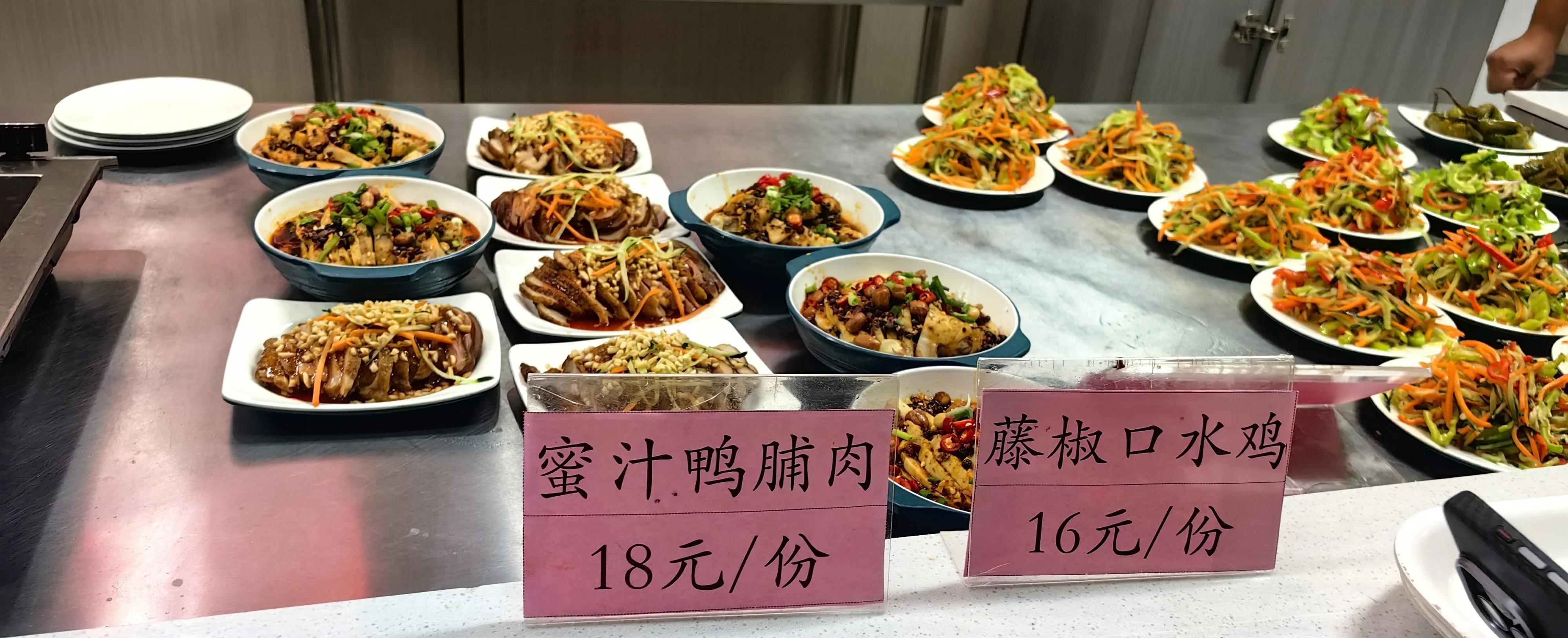 这是某国企单位食堂的晚餐，大家觉得咋样啊？