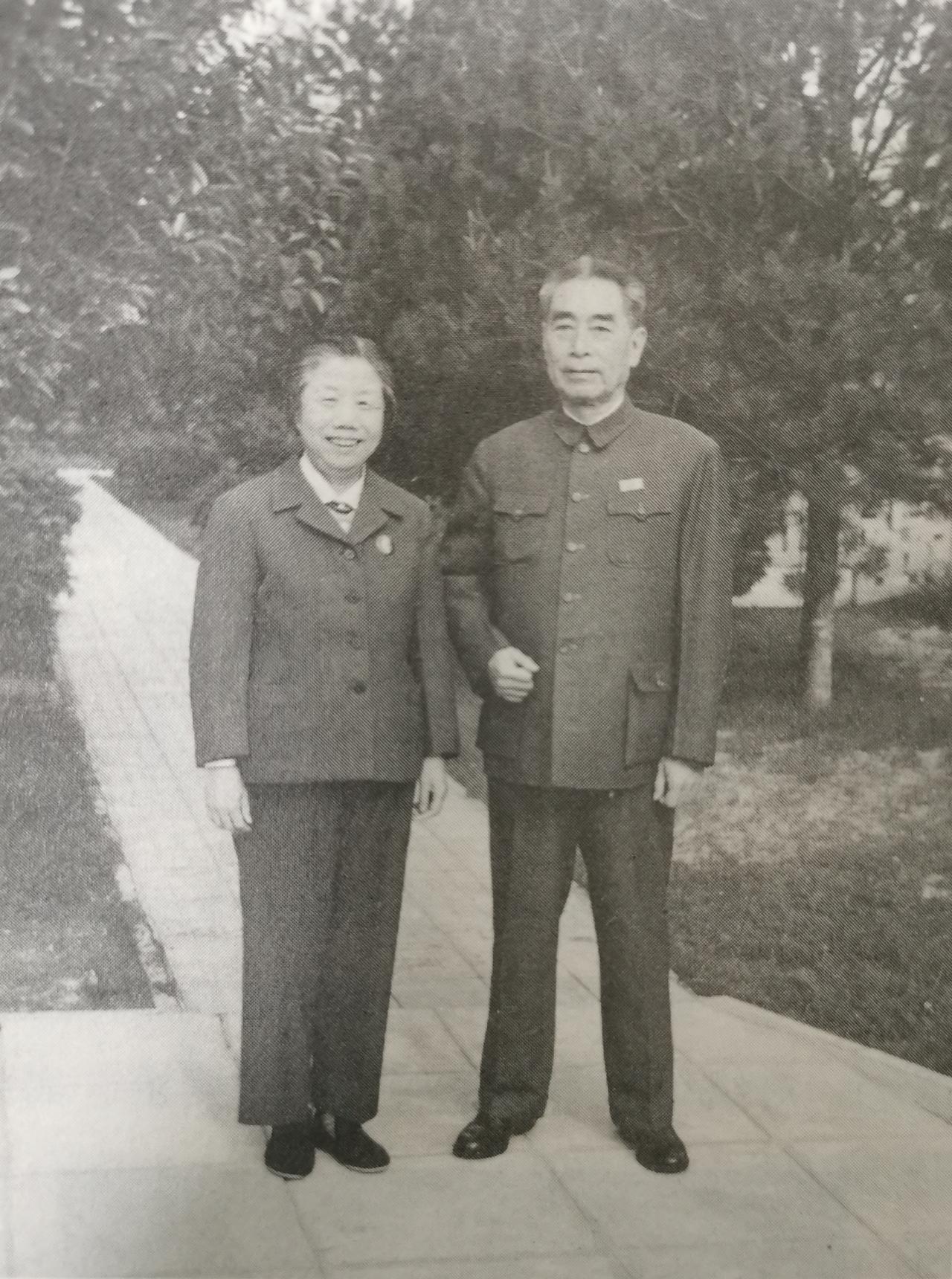 1970年5月，周总理和邓颖超在西花厅合影，谁也没有想到，那是他们夫妻的最后一次