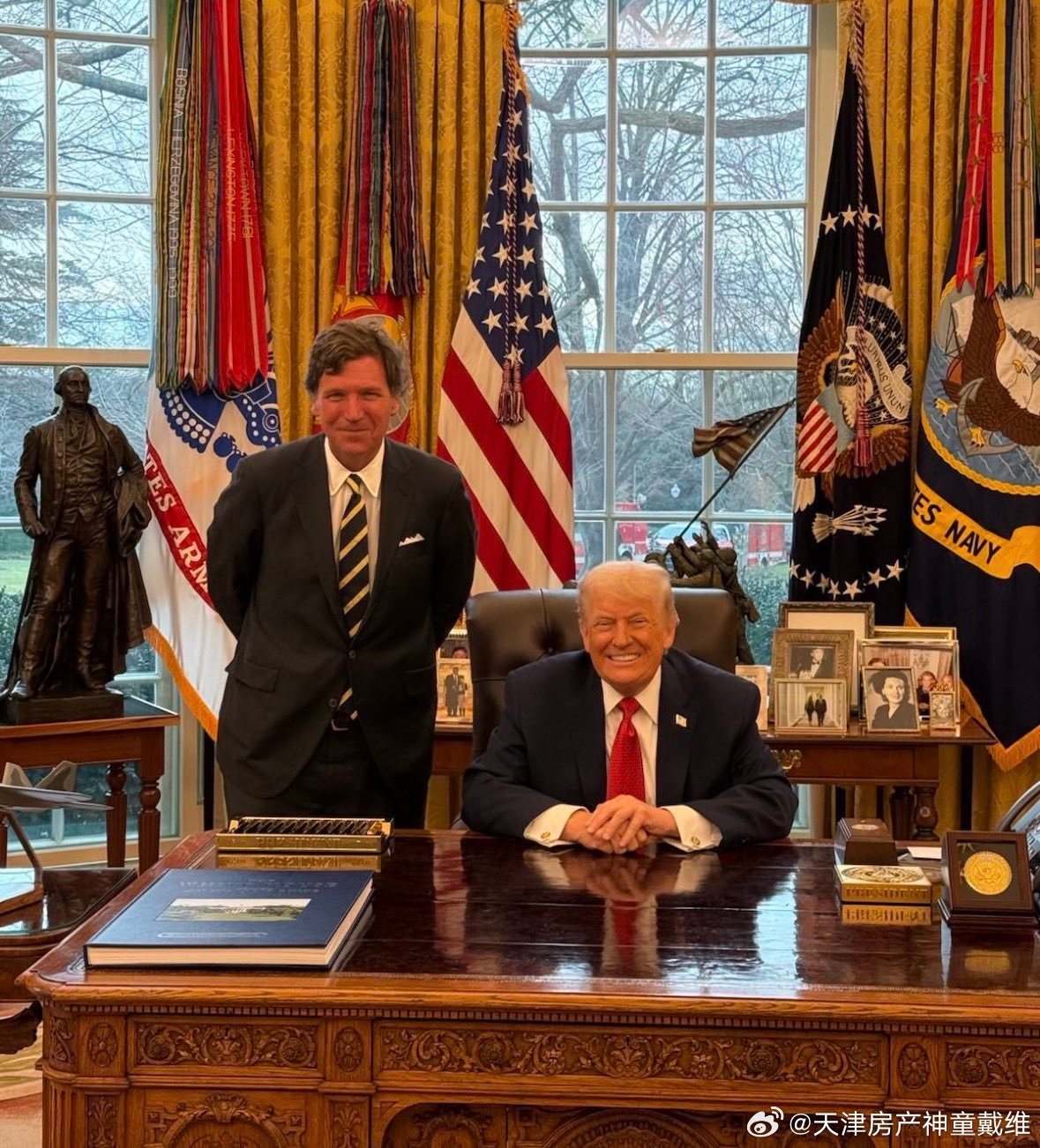 事后回看，这张照片简直滑稽透顶。川普早就知道塔克正在与伊朗方面接触。于是，他在发