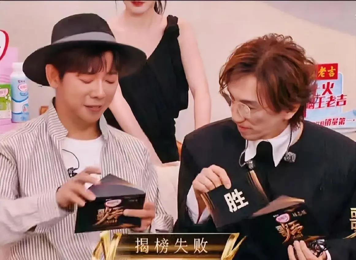 今晚最尴尬的歌手莫过于胡海泉了，以为能够以曾经歌王身份回来大杀四方，没想到惨遭滑