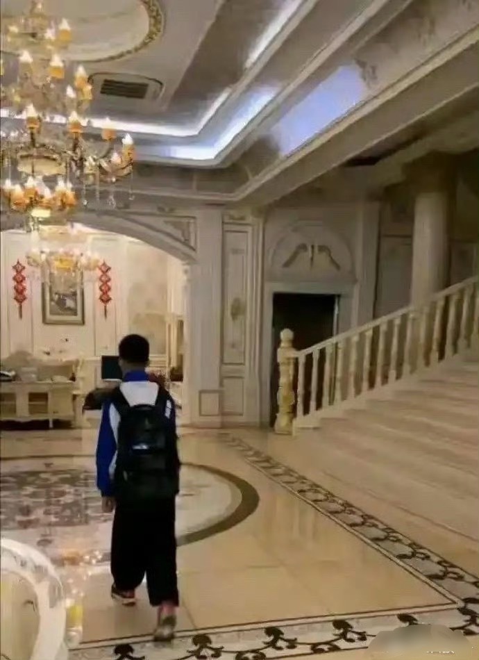 终于知道为什么要强制穿校服了​​​​