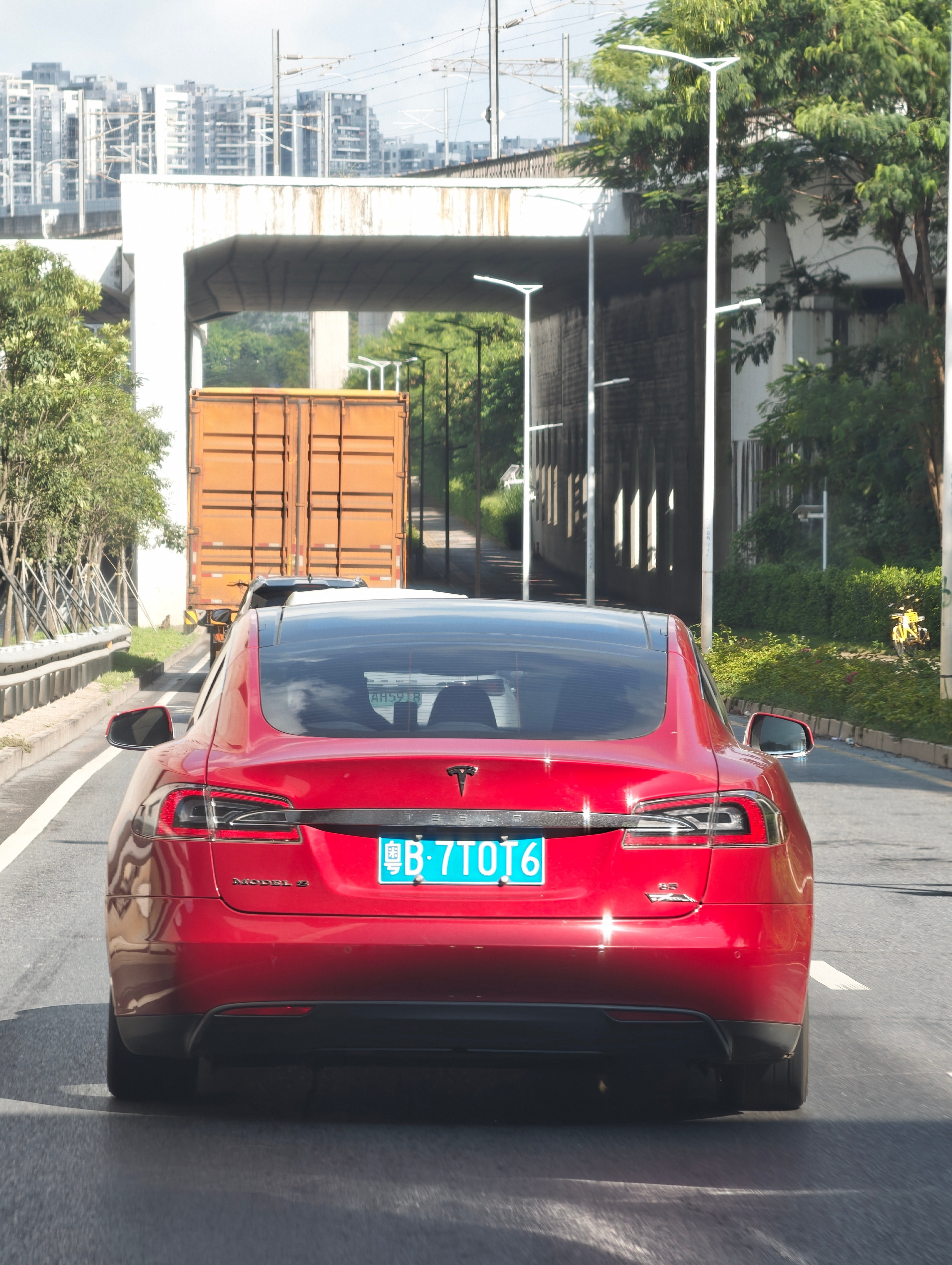 蓝牌特斯拉，那会花将近100万去买纯电车，的确是勇气和实力和底气够厚，那会的风评