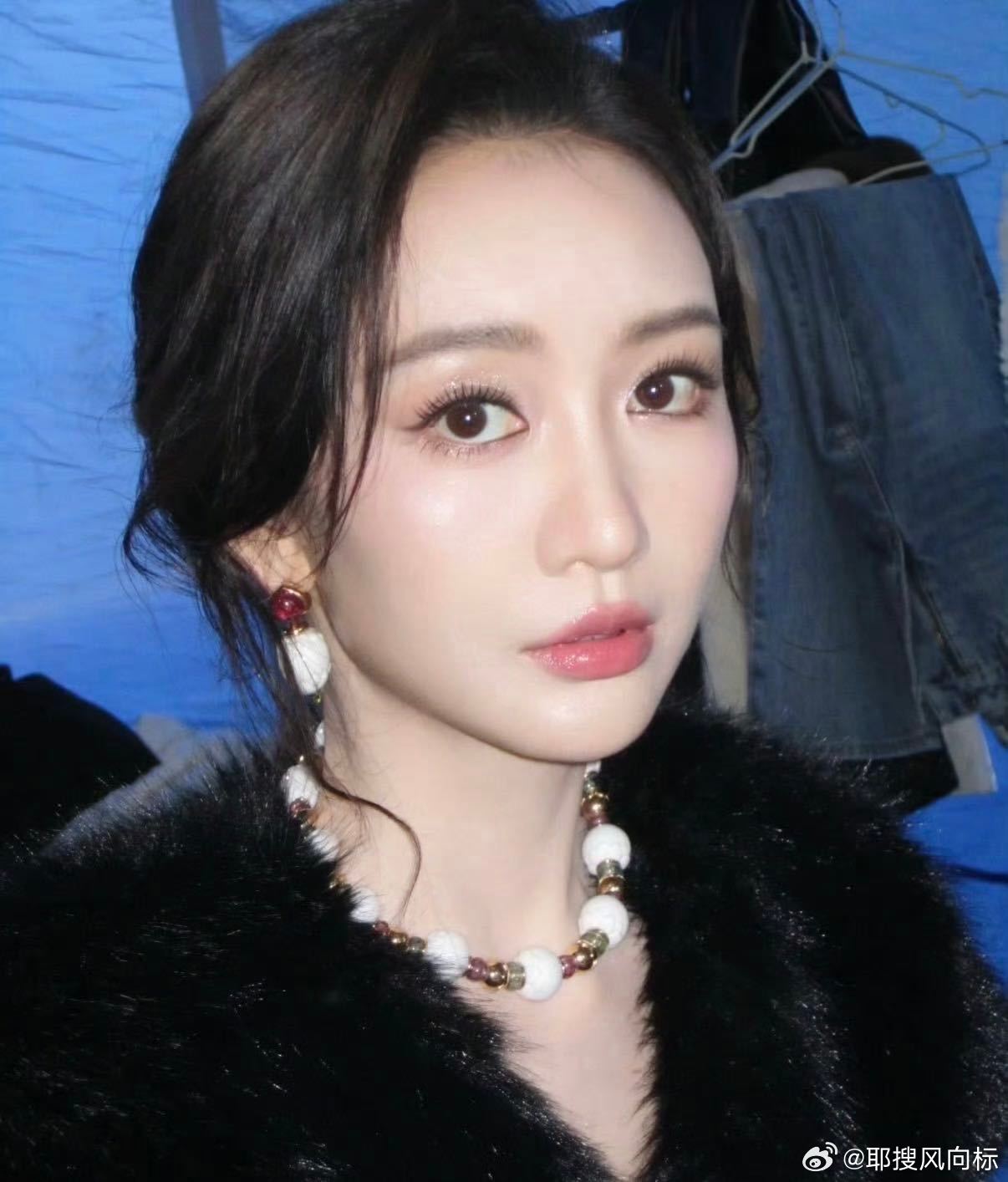 王鸥画了个看起来很聪明的妆谁被王鸥这期高智妆美到了！干净利落的线条，沉稳大气的色