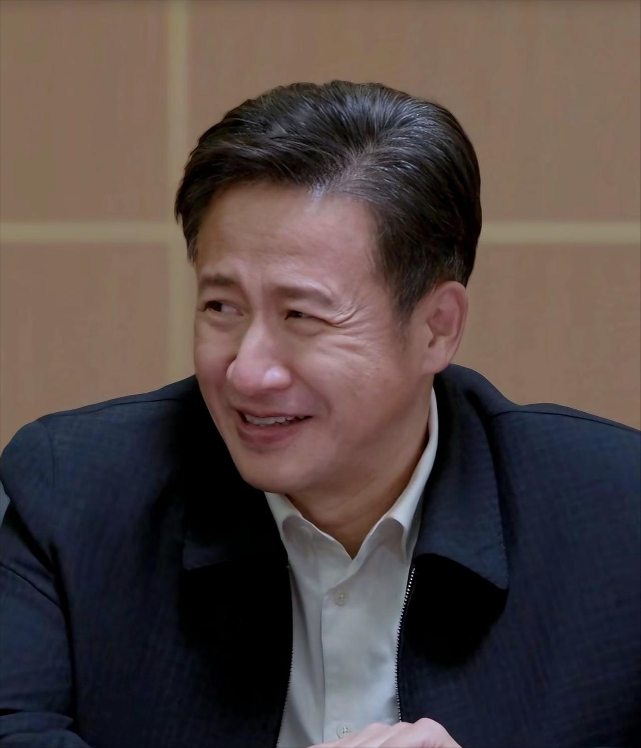 演员张国强说：片酬谈崩那晚于震摔门走了，导演康洪雷盯着空荡荡的排练厅，抄起手机就