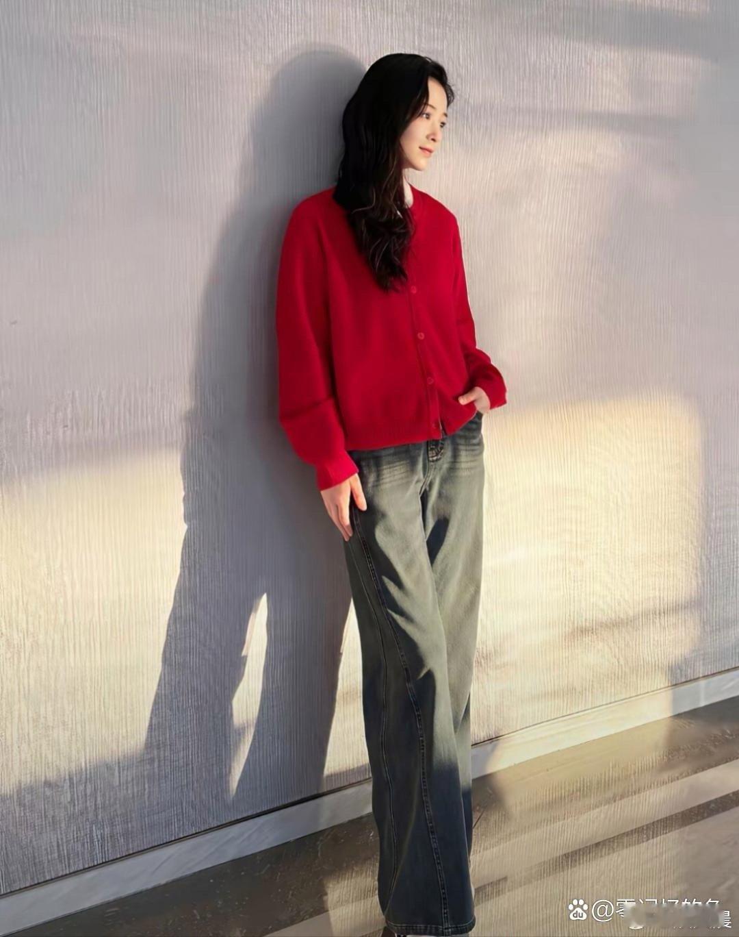 蒋欣的瘦身效果也太惊人了！肉眼可见瘦了超多，身形紧致又利落，完全惊艳到～