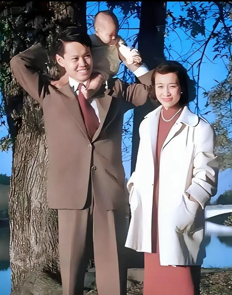 一位拿了诺贝尔奖的老人去世了，活到103岁。1951年他和媳妇儿抱着刚一岁多的儿